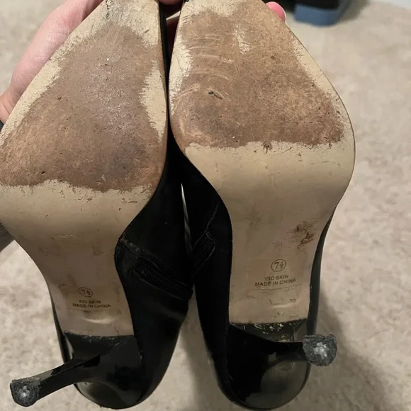 Elegant Black Buttoned Heeled Boots for Women - Picture 5 of 5